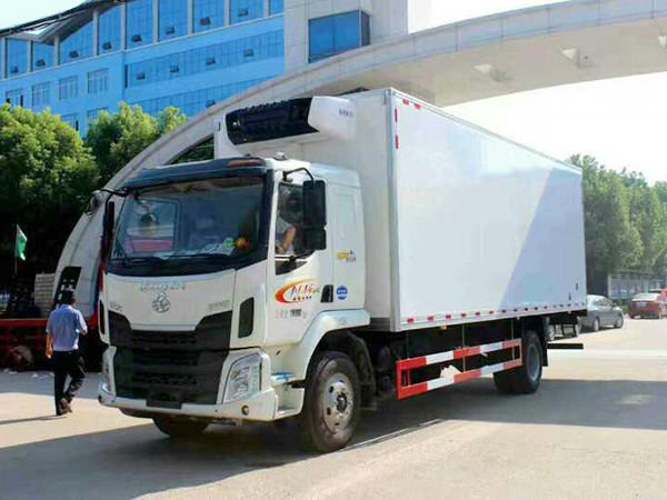 柳汽乘龍7.8米貨廂冷藏車(chē)