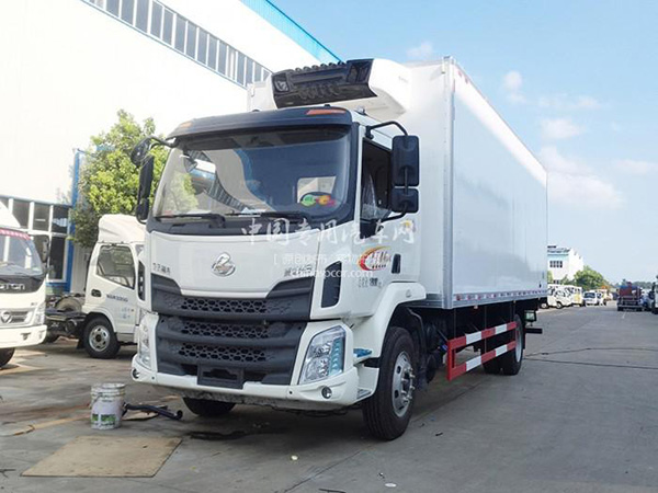 柳汽乘龍7.8米貨廂冷藏車(chē)