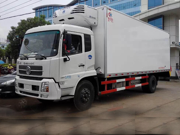 東風(fēng)天錦6.55米貨廂冷藏車(chē)