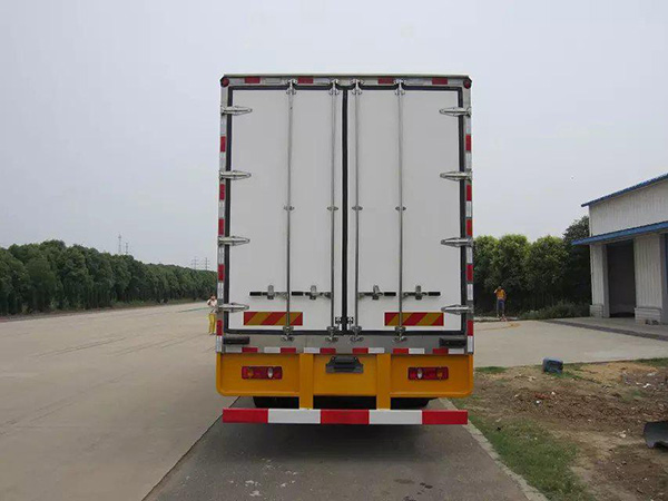 東風(fēng)天錦6.55米貨廂冷藏車(chē)