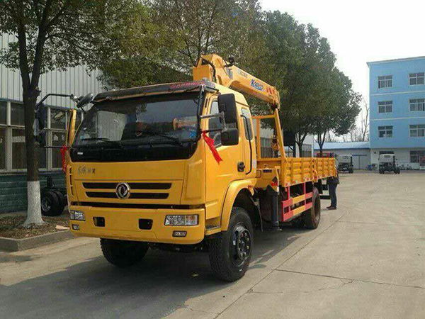 東風(fēng)廂長(zhǎng)5.1米隨車(chē)吊
