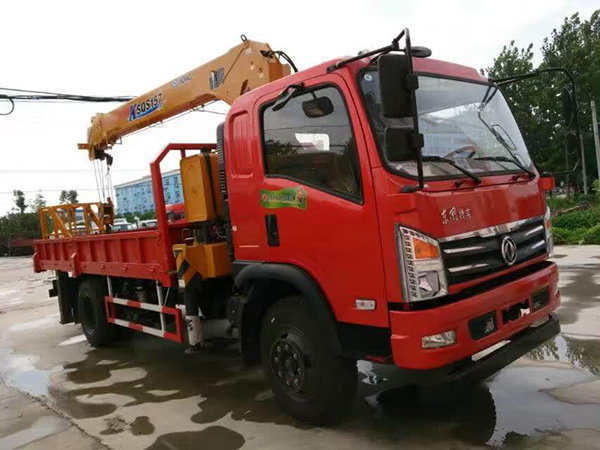 東風(fēng)廂長(zhǎng)5.1米隨車(chē)吊