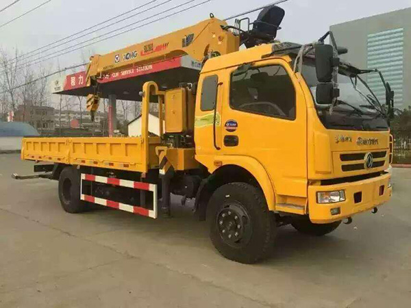 東風(fēng)廂長(zhǎng)5.1米隨車(chē)吊
